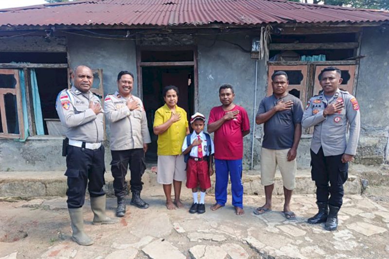 Viral Siswa SD di TTS Pakai Kaos Kaki Arang, Kapolda NTT Beri Bantuan Perlengkapan Sekolah