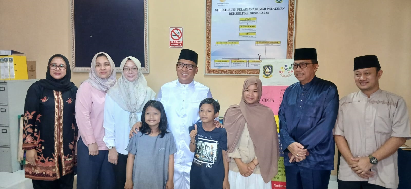 Wagub Kepri Nyanyang Haris Pratamura Jenguk Tiga Kakak Beradik Viral yang Ditinggal Ayah di Penjara dan Ibu di RSJ, Pastikan Masuk Sekolah Rakyat