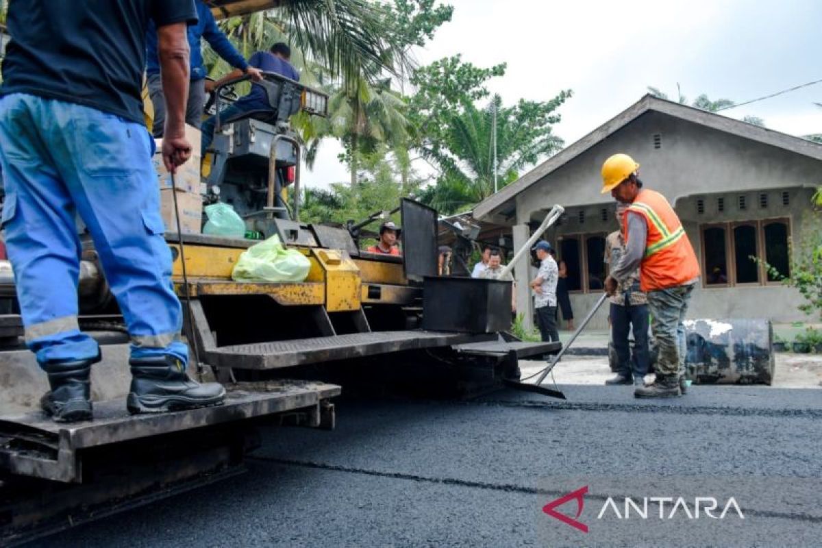 Warga Pematang Kuala Tunggu 40 Tahun, Jalan Sialang Buah Kini Diperbaiki Hotmix 2.252 Meter