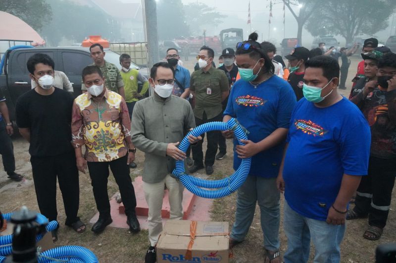 Pemkot Palangka Raya Serahkan 10 Mesin Pompa ke Relawan Damkar, Respons Karhutla Diperkuat