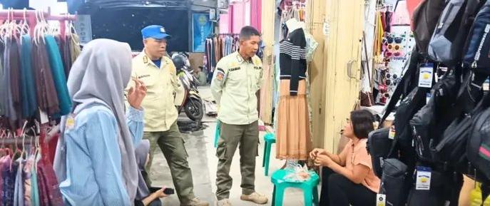 Satpol PP Mataram Datangi Toko di Jalan Bung Karno, Tegur Pemilik yang Bakar Sampah di Drainase