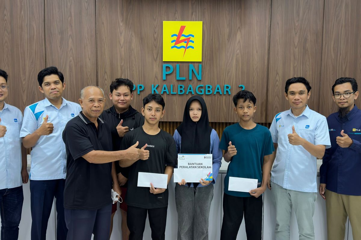 Pegawai PLN UPP KLB 2 di Sintang Inisiasi Program Pojok Peduli, Salurkan Peralatan Sekolah untuk Anak Yatim
