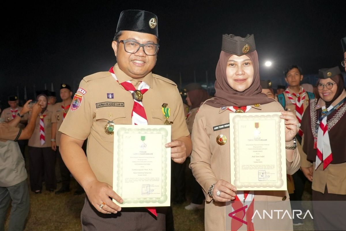 Wakil Bupati Gowa Darmawangsyah Muin dan Istri Terima Penghargaan Pramuka di Cibubur, Dua Lencana Disematkan