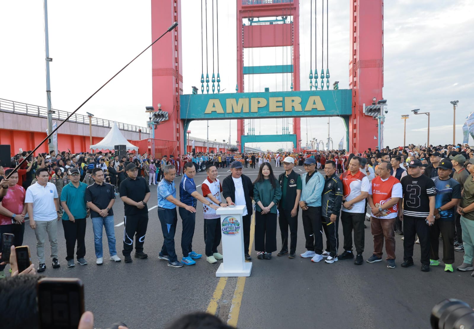 Wali Kota Palembang Ratu Dewa Resmi Luncurkan Car Free Day di Jembatan Ampera, Ribuan Warga Padati CFD Perdana