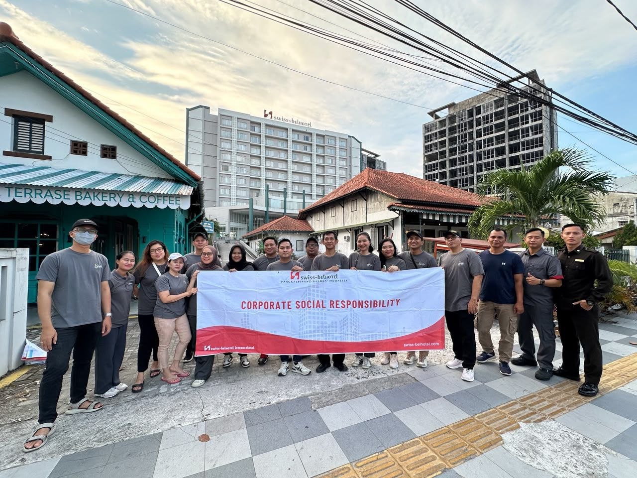 Swiss-Belhotel Pangkalpinang Ikut Tradisi Pindapatta, Dukung Kerukunan Umat Beragama di Bangka Belitung