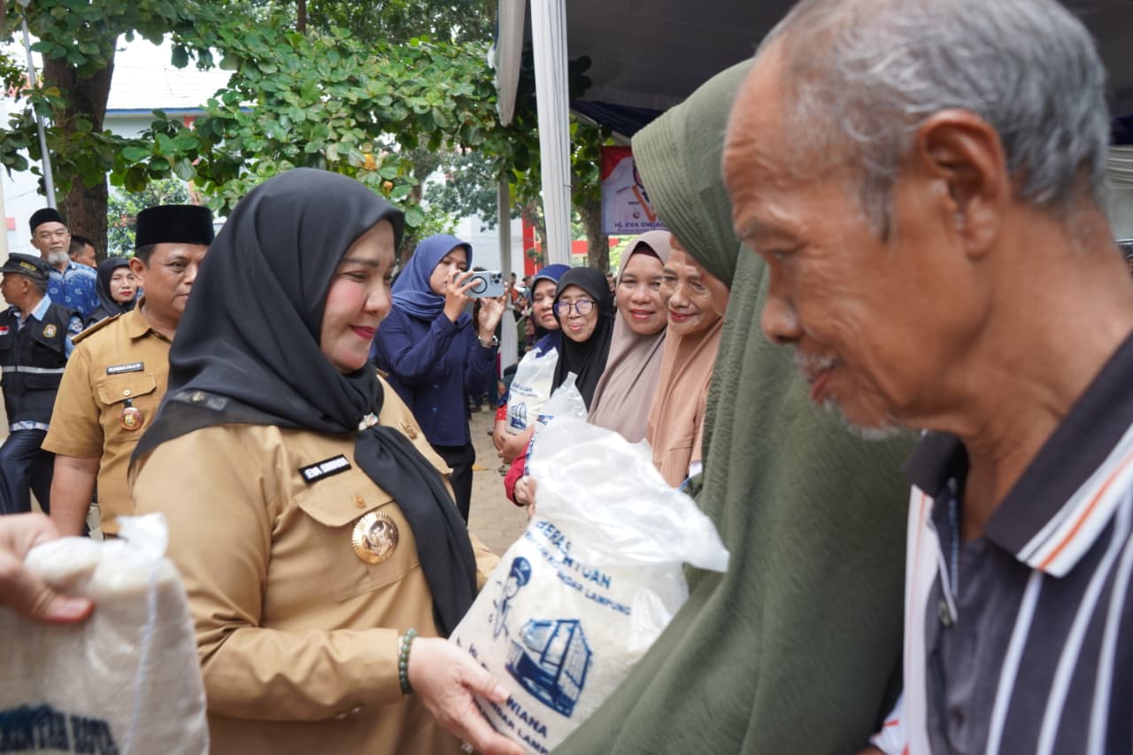 Wali Kota Bandar Lampung Eva Dwiana Salurkan Bantuan Beras ke 146.206 Keluarga Penerima Manfaat