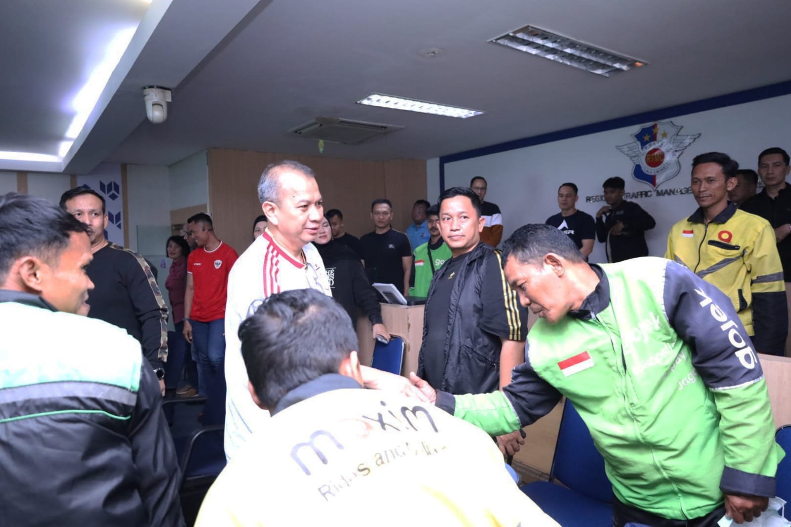 Nobar Piala Dunia 2026 dan Bansos, Ditlantas Polda Sumsel Rangkul 100 Ojol Palembang Jaga Kamtibmas