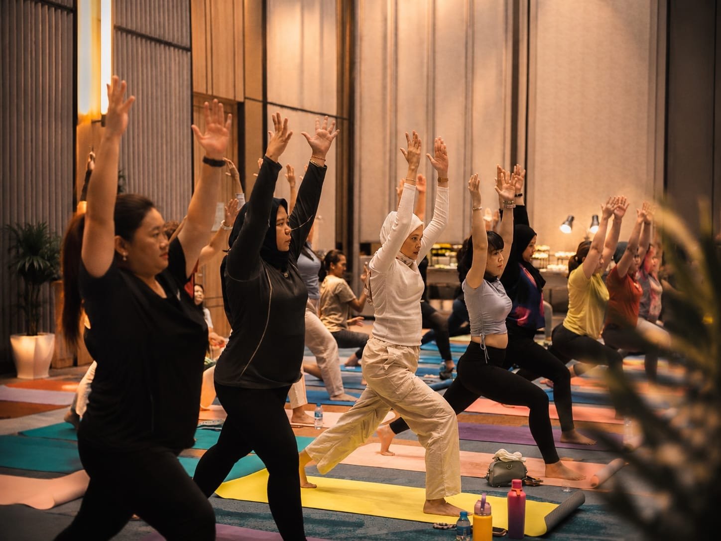 70 Perempuan dari Tangerang dan Jakarta Ikuti Yoga Bareng HARRIS Hotel Serpong, Watsons, dan L'Oréal