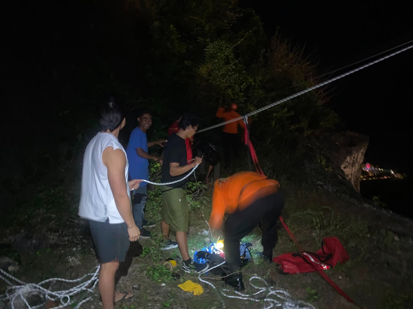 Niat Selamatkan Anjing di Tebing Pantai Pandawa, Pria Paruh Baya Terjebak 4 Jam dalam Gelap Gulita