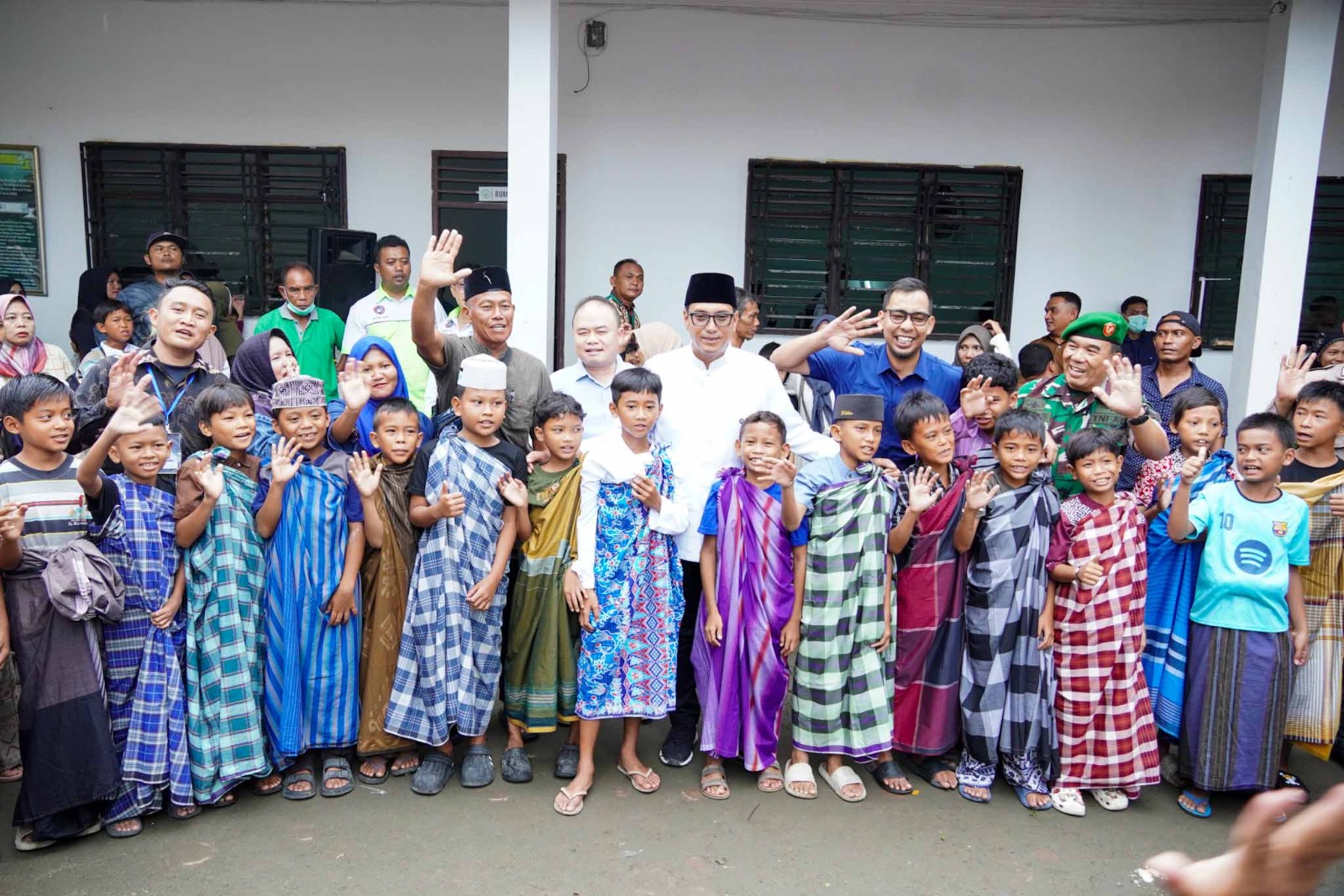 200 Anak di Medan Deli Ikut Sunat Massal, Wali Kota Rico Waas Turun Langsung Beri Semangat