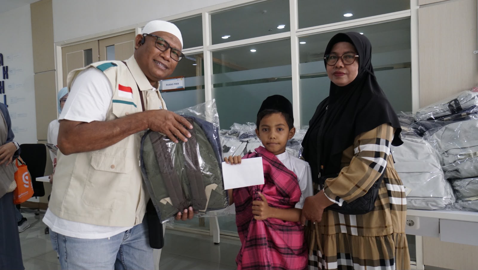 PLN UP3 Sofifi Khitan Massal 50 Anak, Wujud Kepedulian Bina Generasi Sehat di Maluku Utara