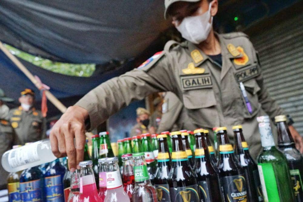 Oknum Polisi Mabuk Mengamuk Bawa Senjata Tajam di Jalan Garut, Warga Lumpuhkan Pelaku hingga Babak Belur