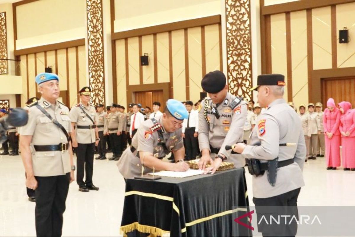 Kapolda Kalsel Lantik 8 Pejabat Baru, dari Kapolres hingga Kabid Humas, Minta Inovasi Layanan ke Masyarakat