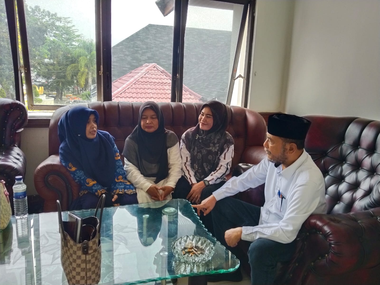 Bupati Bireuen Wajibkan Kepala Puskesmas Tinggal di Puskesmas Demi Optimalisasi Layanan, Kapus Peusangan Keluhkan Pegawai Sulit Disiplin