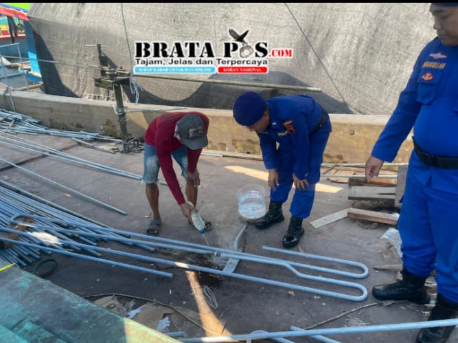 Satpolairud Polresta Pati Gencarkan Patroli SI POLA CEKAL, Edukasi Pekerja Pengelasan Cegah Kebakaran Kapal di Pelabuhan