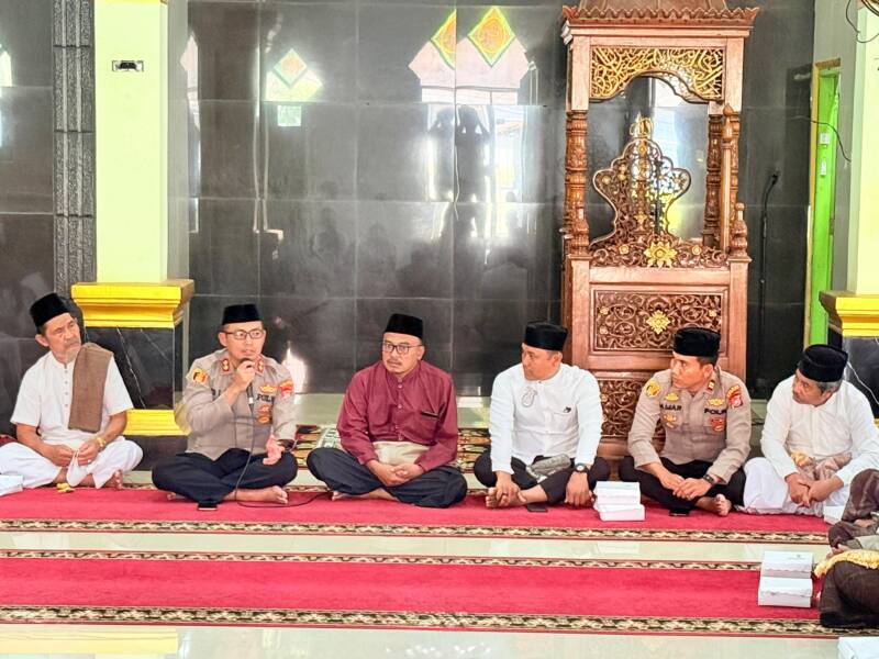 Kapolres Konawe Sambangi Warga Pondidaha di Masjid Al Ikhlas, Perkuat Silaturahmi dan Jaga Kondusivitas Wilayah