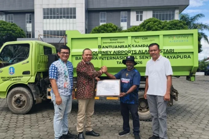 Manajemen Bandara Sentani Hibahkan Satu Unit Bak Sampah ke DLH Kabupaten Jayapura untuk Optimalkan Pengangkutan Sampah