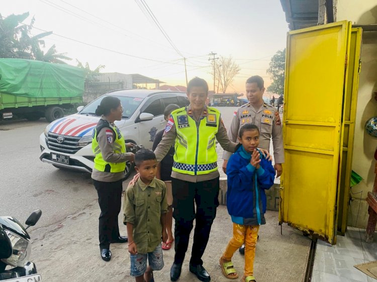 Polres TTS Beri Kejutan ke Dua Siswa SD di Oelbubuk Usai Video Sandal Lusuh Viral, Satu Anak Tak Ikut Belanja karena Orang Tua Jujur