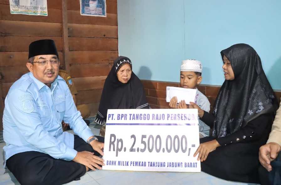 Bupati Tanjung Jabung Barat Anwar Sadat Kunjungi Rumah Duka Korban Hilang di Sungai Pengabuan, Serahkan Santunan dan Modal Usaha