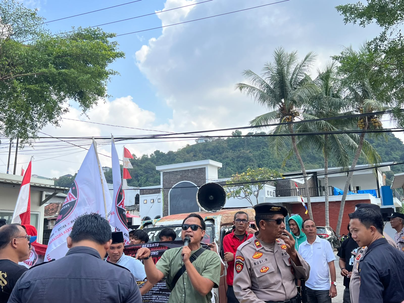 ALAM BAKA Kepung Bea Cukai Lampung, 9 Dugaan Penyimpangan Mulai Suap hingga Rokok Ilegal Dilaporkan ke Kemenkeu