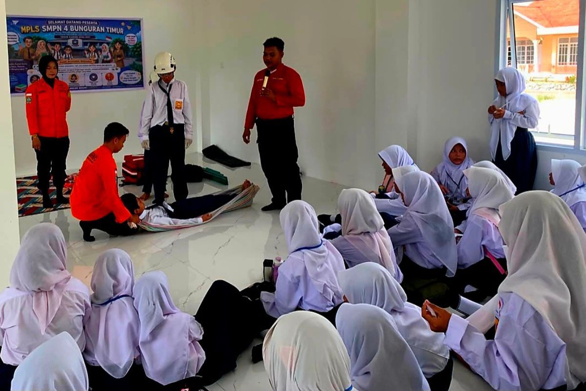 Kantor SAR Natuna Bekali Siswa Dua SMP Teknik Pertolongan Medis Saat MPLS di Pulau Terdepan
