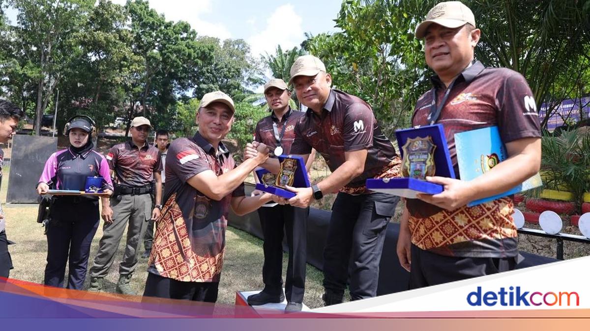 Kapolda Sumsel Sandi Nugroho Serahkan Trofi Juara Tembak, Ingatkan Personel Layani Warga dengan Presisi