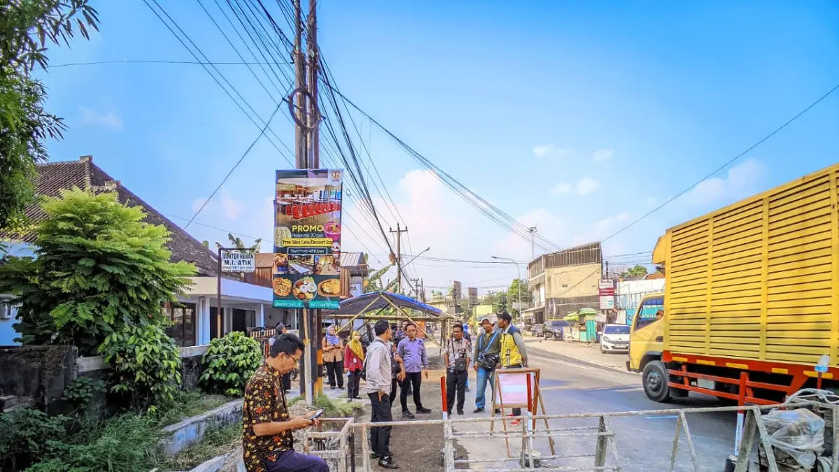 Rekayasa Lalu Lintas di Simpang Dlopo Sukoharjo Berlaku Buka-Tutup Imbas Pengecoran Jalan Baki-Tanjunganom
