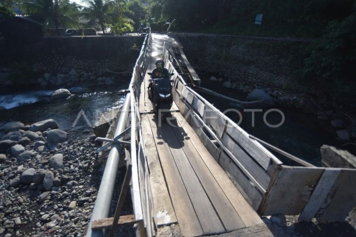 Jembatan Kalawi Limau Manih di Padang Rusak Diterjang Banjir Bandang November 2025, Akses Darurat Jadi Andalan Warga