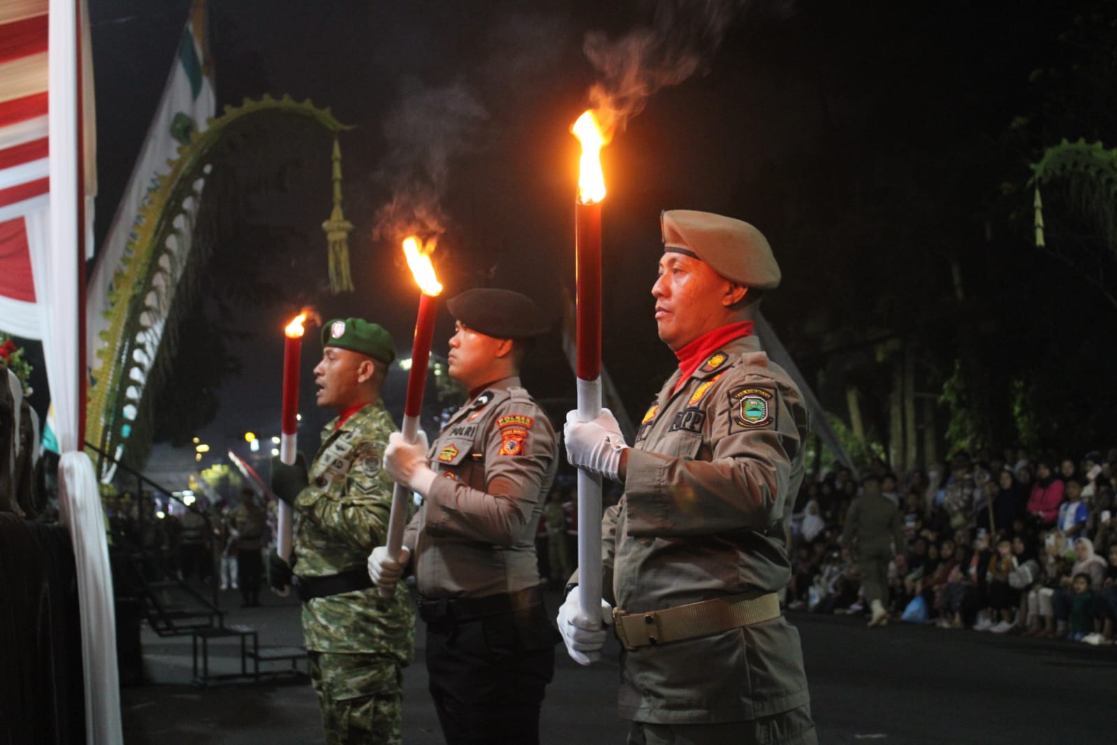 Malam Taptu di Kuningan: Ribuan Obor dan Lampion Meriahkan Jelang HUT ke-81 RI, Diakhiri Renungan Suci di TMP
