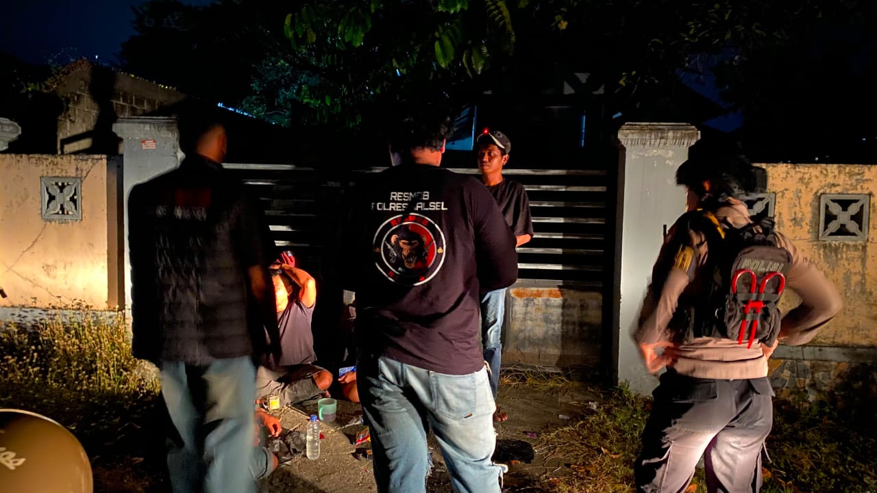 Polres Halmahera Selatan Turunkan Tim URC dan Patmor Patroli Dini Hari di Kota Bacan, Sasar Titik Rawan C3 dan Premanisme