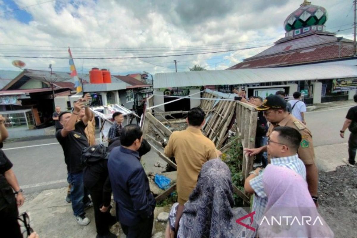 Plt Bupati Rejang Lebong Ajak Warga Gotong Royong Perbaiki Jalan Ambles, Anggaran Permanen Rp 1 Miliar Baru Turun 2026