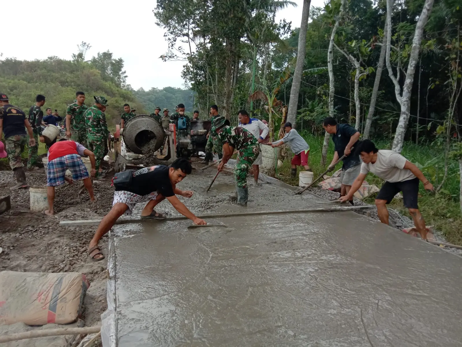 TMMD Kodim 0714 Salatiga dan Warga Desa Cukil Cor Jalan Dusun Kaliwarak, Target Percepat Akses Pertanian