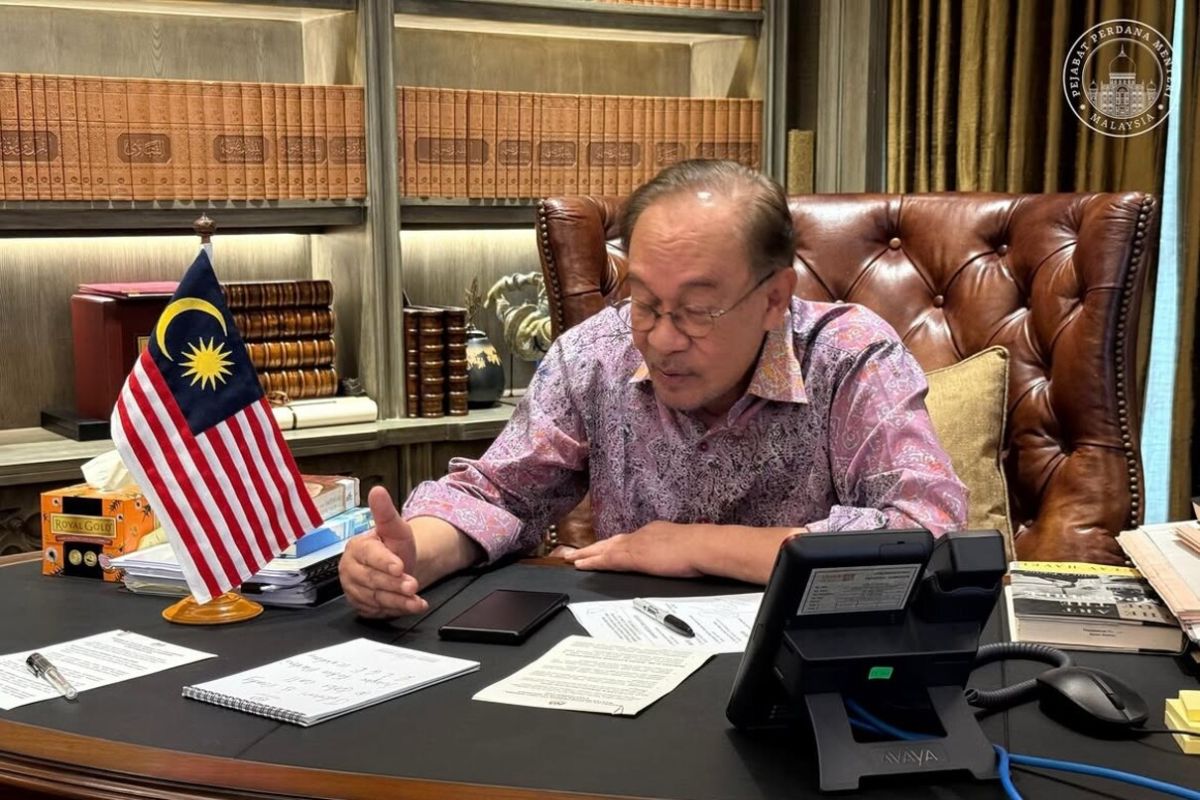 PM Malaysia Anwar Ibrahim Sampaikan Simpati ke Indonesia atas Erupsi Gunung dan Kabut Asap Karhutla