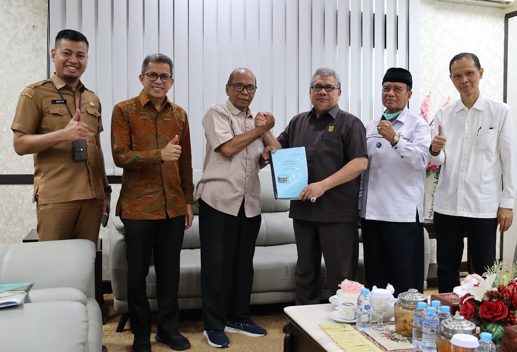 DPRD Sumbar Serahkan Naskah Akademik RUU Daerah Istimewa Minangkabau ke Tim Ahli, Dikaji dari Aspek Hukum hingga Sejarah
