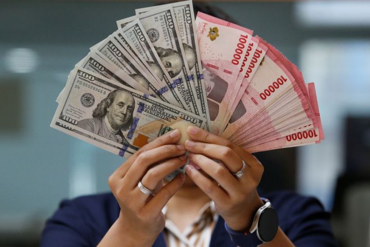Rupiah Dibuka Menguat ke Rp17.794 per Dolar AS, Analis Prediksi Masih Fluktuatif hingga Rp17.900