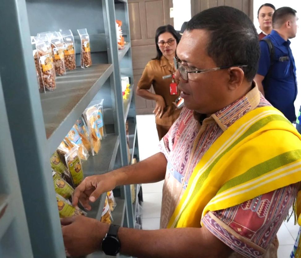 Gubernur NTT Luncurkan NTT Mart dan Gerakan Jam Belajar di Waibakul untuk Perkuat Karakter Siswa