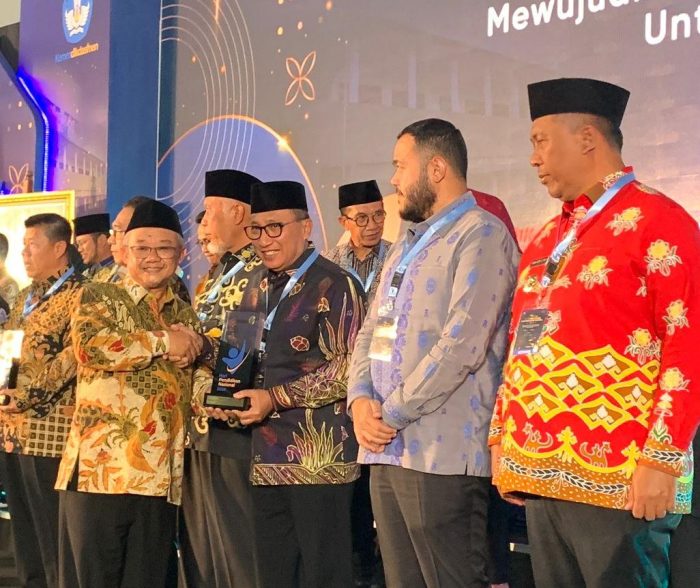 Validitas Data Pendidikan Kota Ternate Terbaik Nasional, Wali Kota Terima Penghargaan dari Kemendikdasmen