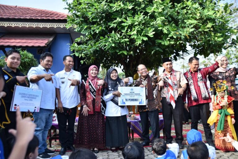 Bunda PAUD Kota Jambi Dampingi Kemendikdasmen Tinjau TK Negeri Pembina I, Bantuan Pendidikan 2026 Diserahkan untuk Dua Sekolah