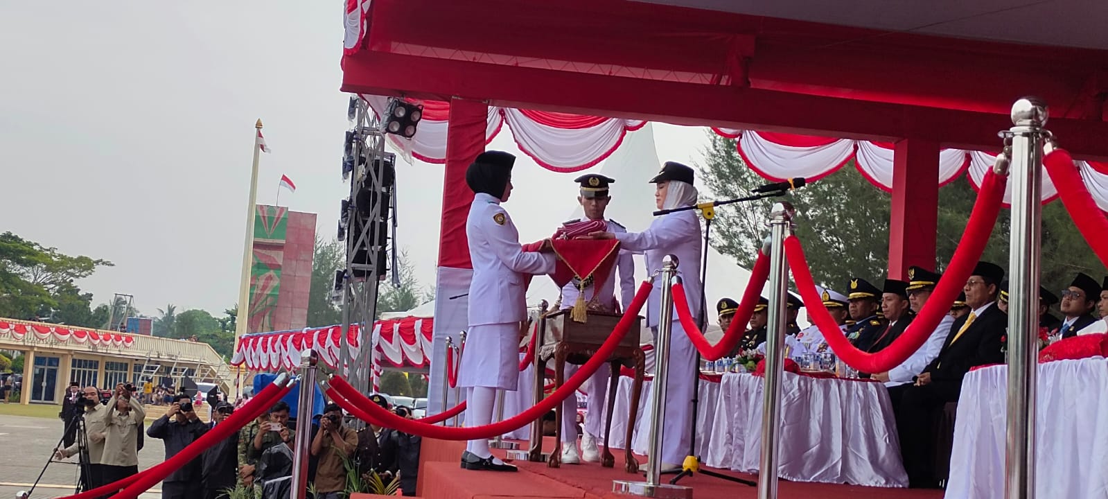 Ribuan Warga Padati Pantai Piwang untuk Upacara HUT ke-81 RI, Paskibraka Natuna Kibarkan Merah Putih di Perbatasan