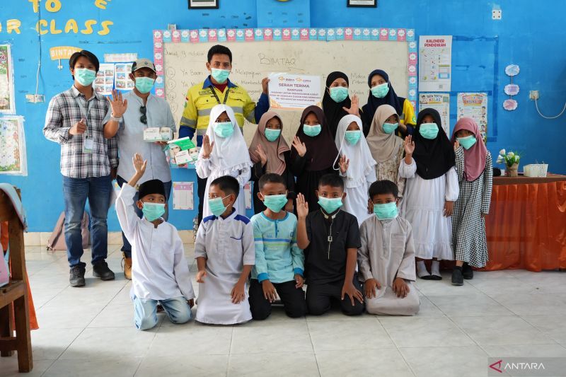 PT CPM Salurkan 700 Dus Masker ke 33 Sekolah di Kecamatan Mantikulore Palu