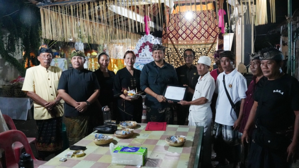 Wabup Badung Datangi Rumah Duka Sambil Serahkan Akta Kematian dan Bantuan Rp10 Juta untuk Biaya Ngaben