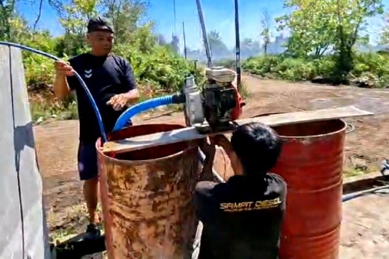 Inisiatif Warga Graha Pramuka Sampit: Rakit Pompa Pemadam dari Alkon, Drum, dan Selang untuk Cegah Karhutla