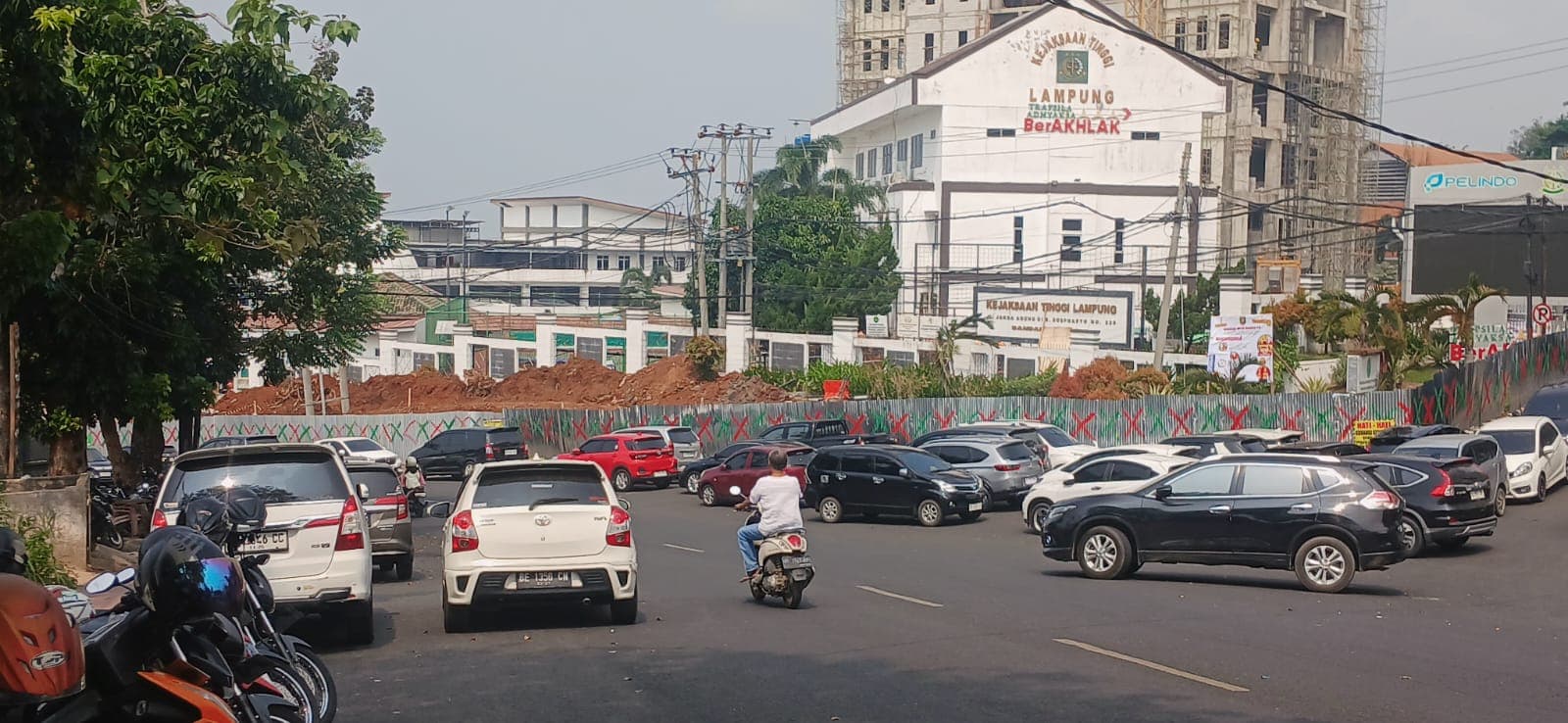 Parkir Liar di Bahu Jalan Depan Kantor Kejati Lampung, Puluhan Kendaraan Roda Empat Berjejer Setiap Hari