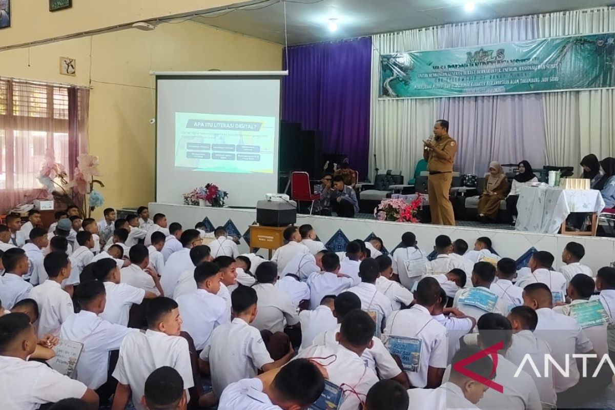 Diskominfo Kota Solok Bekali Siswa Baru SMA Literasi Digital dan AI Bijak Lewat MPLS 2026/2027