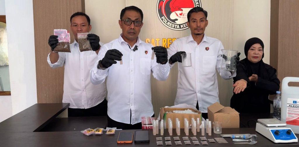 Polresta Kendari Bongkar Rumah Produksi Tembakau Sintetis di Perumahan BTN Djavino, Dua Pria Diamankan