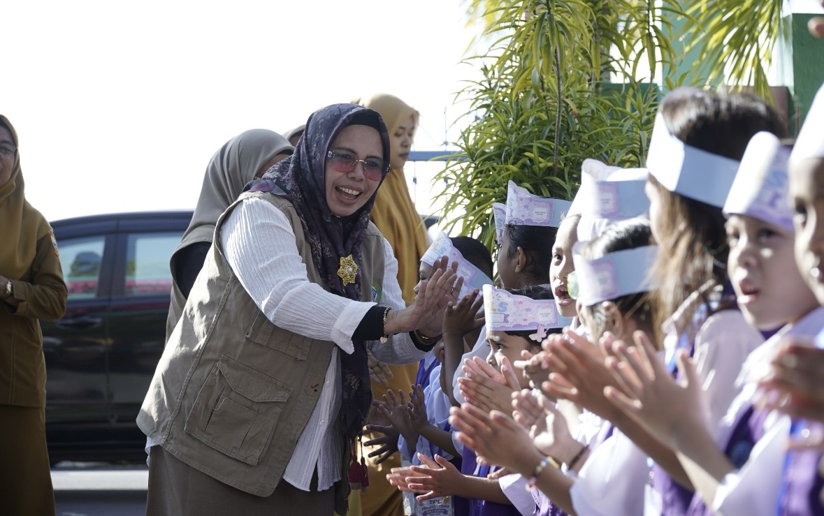Bunda PAUD Kota Tidore Kepulauan Tinjau Langsung Hari Pertama MPLS di TK dan PAUD, Imbau Orang Tua Bijak Dampingi Anak