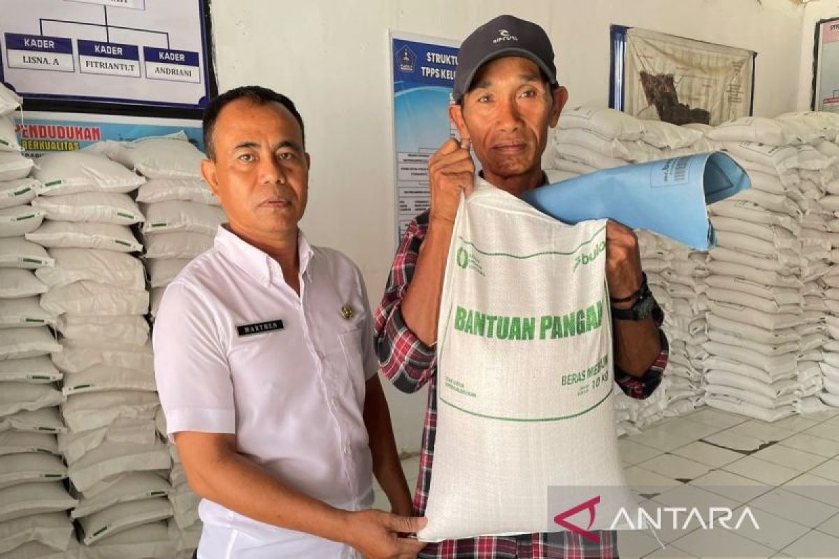 677 Warga Baruga Kendari Terima Bansos Bulog, Sebagian Warga Miskin Tak Masuk Daftar karena Desil DTSEN