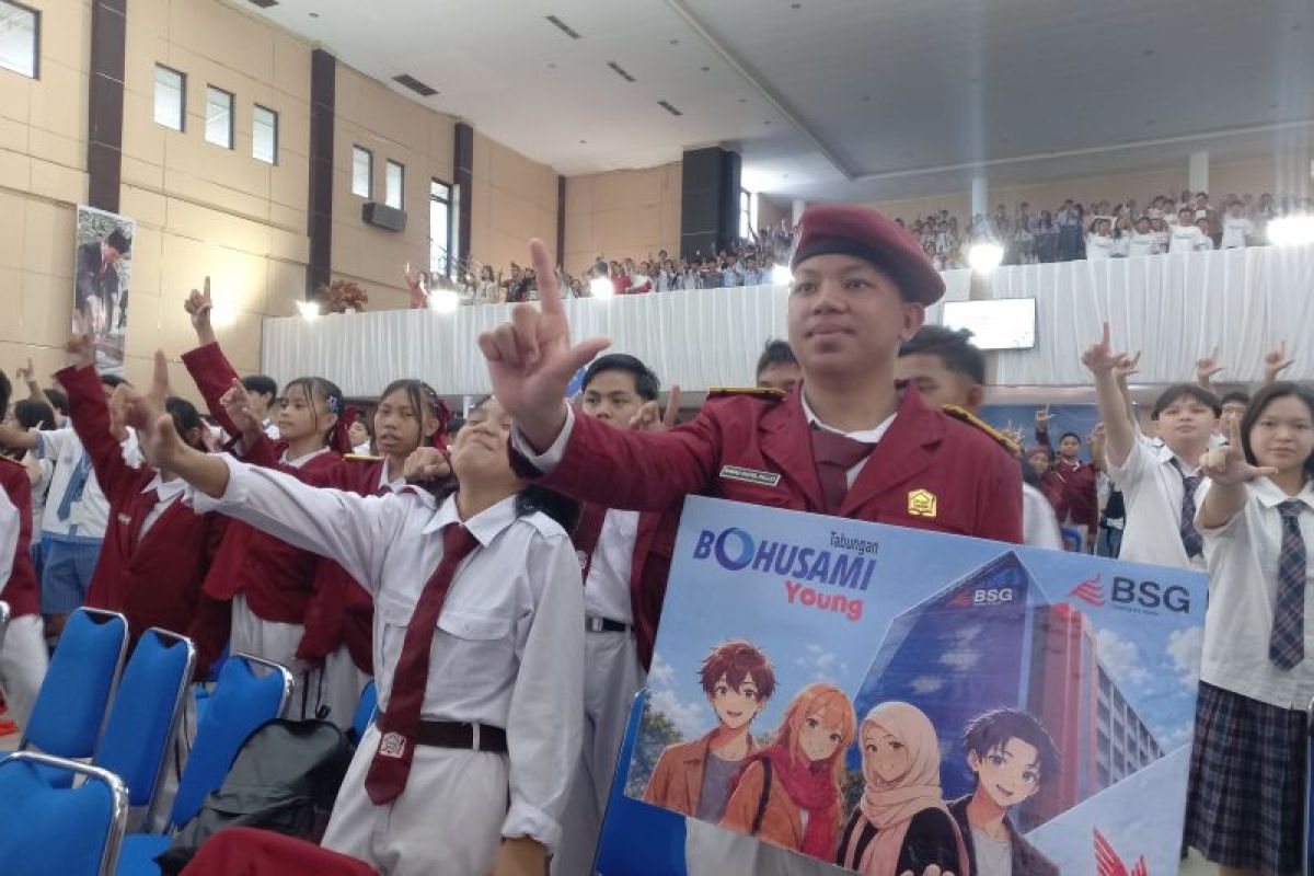 Gubernur Sulut Yulius Selvanus Serahkan Tabungan Simpel kepada Ribuan Pelajar di Manado, Ahmad Siswa SMP 21 Raih Rekening Pertama