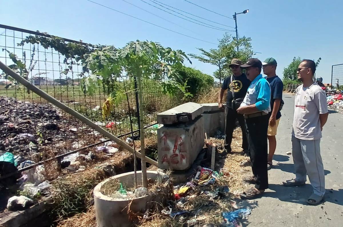 48 Truk DLH Disewa Warga Sidakaton Tegal Angkut Gunungan Sampah TPS3R yang Mangkrak 3 Tahun