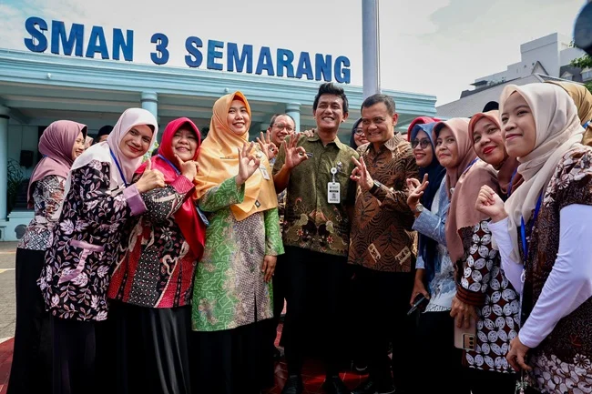 Gubernur Ahmad Luthfi Tinjau Posko SPMB Jateng 2026, Tegaskan Larangan Titip-Menitip di SMA/SMK Negeri